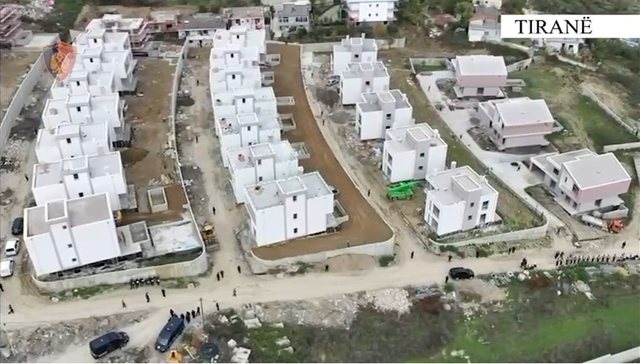 Lejuan ndërtimin e 3 vilave në një kompleks në Sauk, 5 inspektorë të IMT në pranga