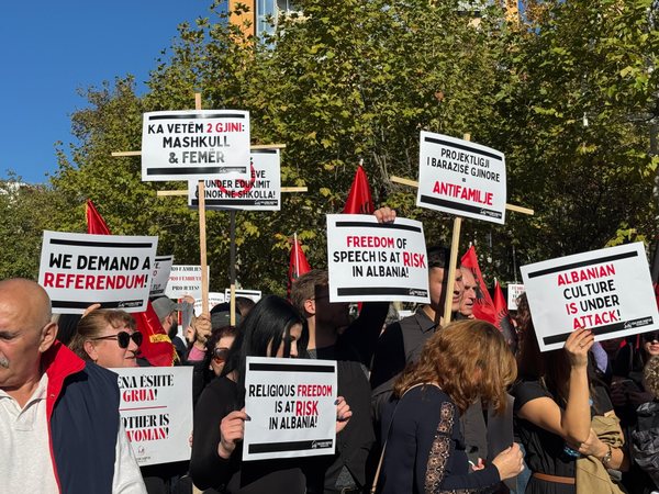 Projektligji për barazinë gjinore, qytetarët protestë para Kuvendit (FOTO)