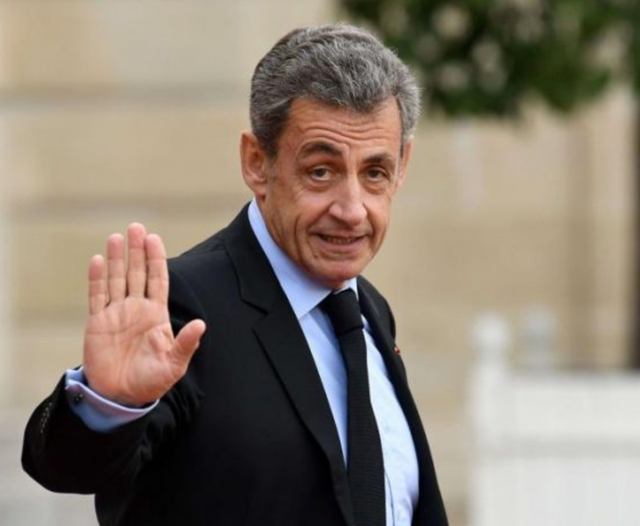 Ish presidenti francez Nicolas Sarkozy lirohet nga burgu