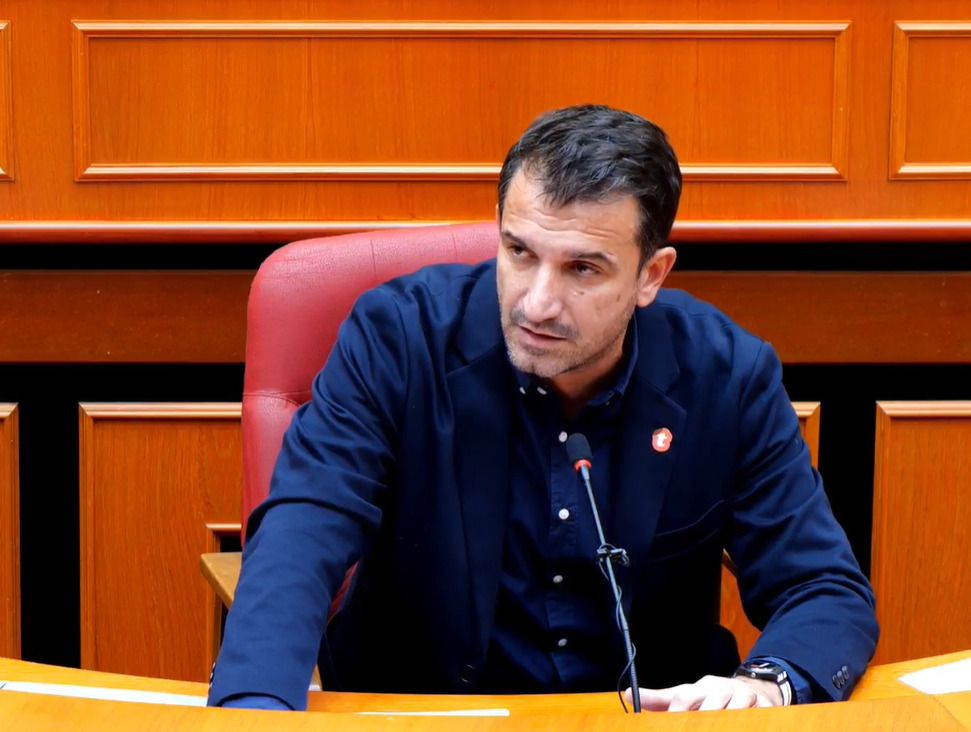 Gjykata Kushtetuese e riktheu në detyrë  Erion Veliaj jep urdhër për dekorimin e Tiranës për festat e fundvitit