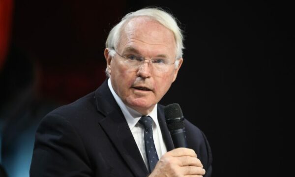 Christopher Hill dëshmon në Hagë  mbron UÇK në dhe Thaçin