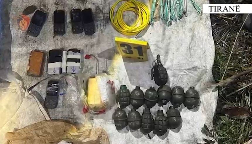 Zbulohet arsenal armësh dhe minash në Nikël  Shpallet në kërkim një person  dyshohet se iu siguroi armët ekzekutorëve të Gilmando Danit