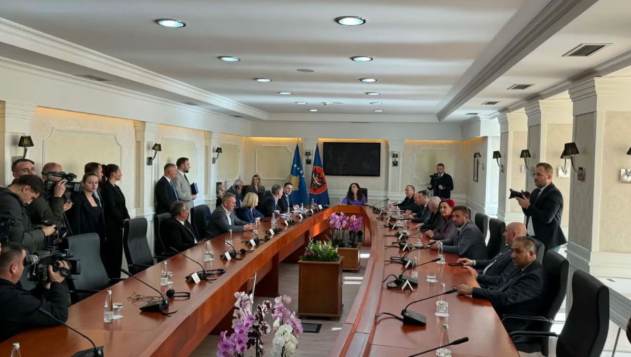 Kosova pa qeveri  Presidentja Osmani shpërndan Kuvendin  pritet shpallja e zgjedhjeve