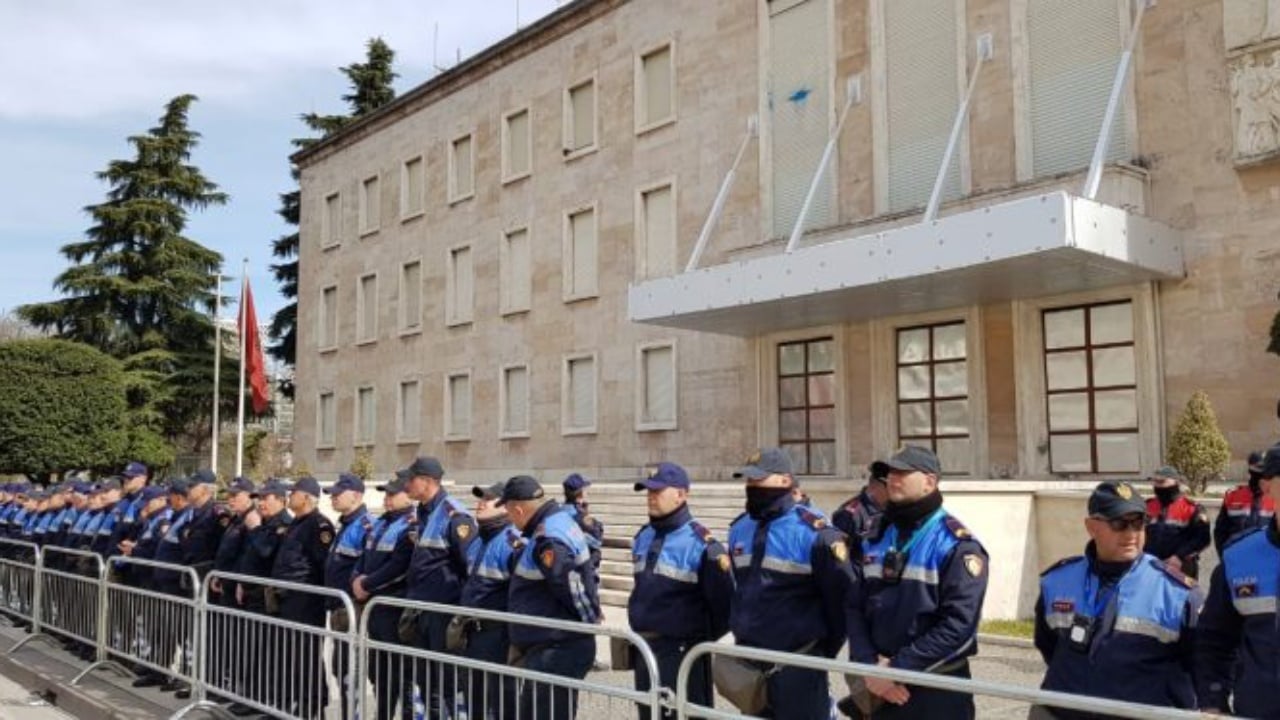Sot protesta e opozitës para Kryeministrisë  policia njofton për rrugët që do të bllokohen nga ora 14 00