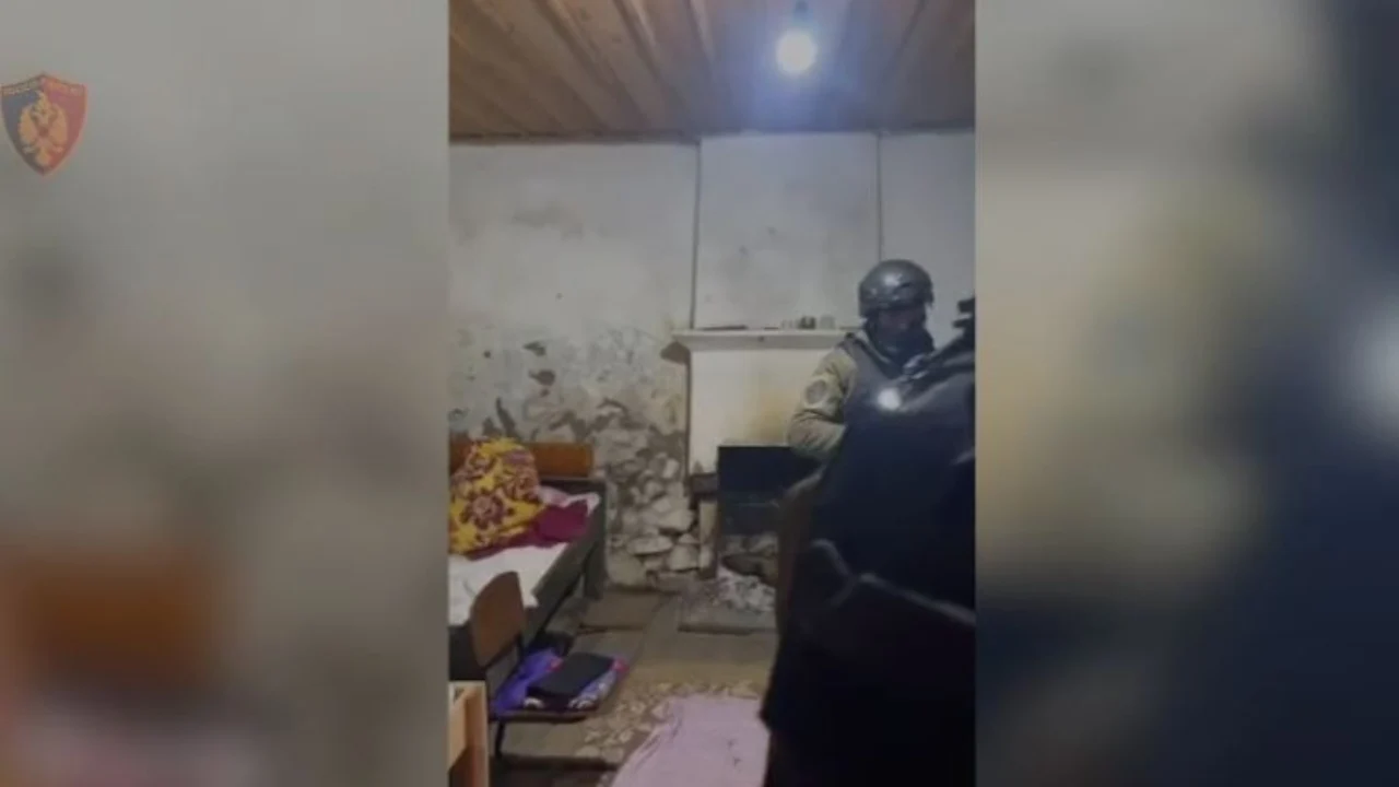 12 orë të ngujuar në banesë  reagon policia pas vetëdorëzimit të dy të dyshuarve  I gjenden arsenal armësh  granata dhe flamuri i ISIS