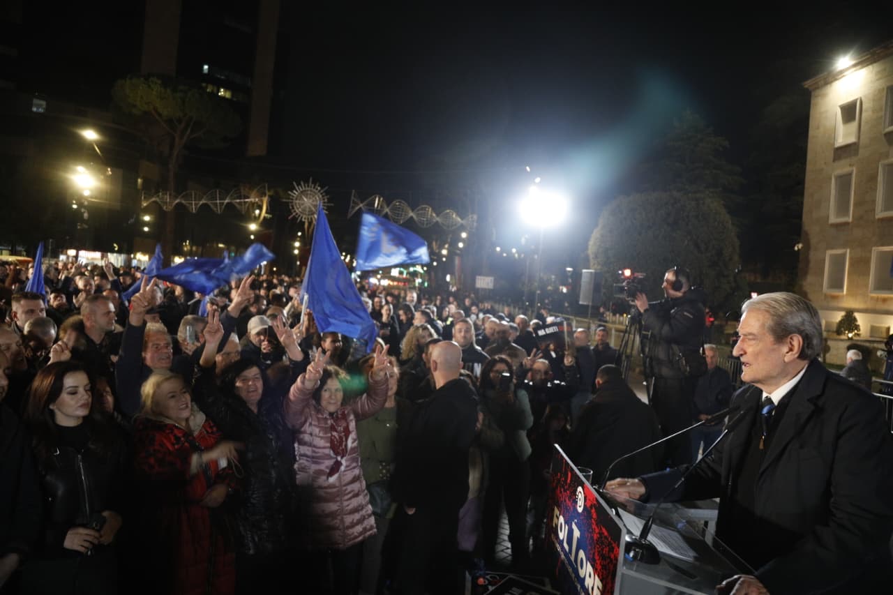 FOTO  Opozita mbajti protestën e dytë para Kryeministrisë  PD kërkon largimin e Ramës dhe Ballukut