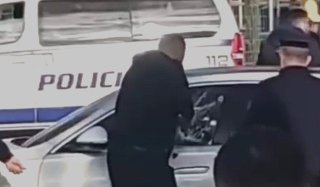 Detaje nga atentati në Rinas   Pas breshërisë me automatik  një nga autorët doli nga makina dhe qëlloi sërish mbi Gilmando Danin