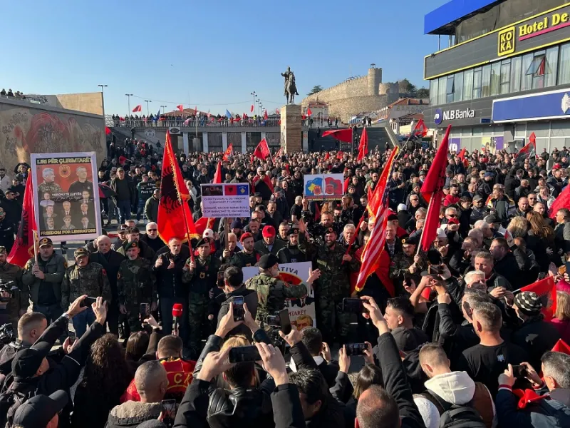 Me flamuj kuq e zi mbyllet protesta në Shkup  qytetarët  UÇK nuk ishte kriminale