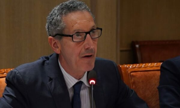 Eksperti i politikës së jashtme Edward Joseph  Asnjë qeveri e Kosovës nuk mund të përballojë të armiqësohet me SHBA në