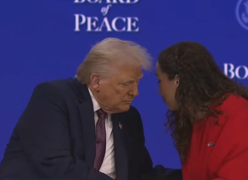 FOTOLAJM  Shtrëngim duarsh para firmosjes së Planit të Paqes  Trump bisedë  kokë më kokë  me Vjosa Osmanin