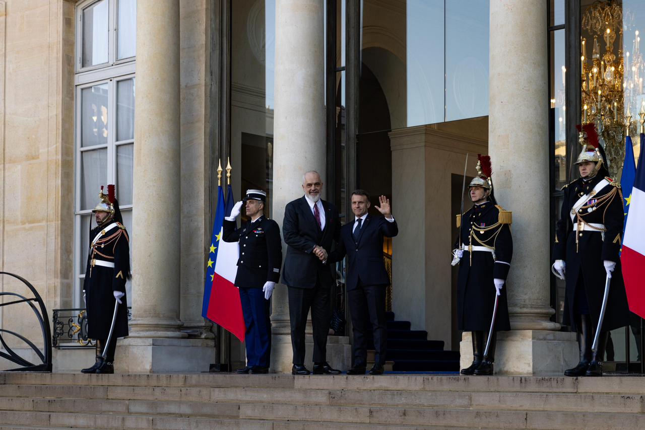Rama vizitë zyrtare në Paris  pritet nga presidenti francez Macron