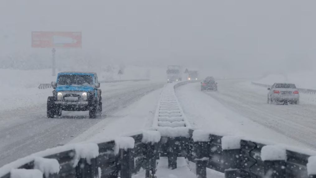 Temperatura nën zero dhe stuhi dëbore  Kosova në alarm për motin e keq  autoritetet thirrje qytetarëve  Tregoni kujdes në drejtimin e mjeteve 