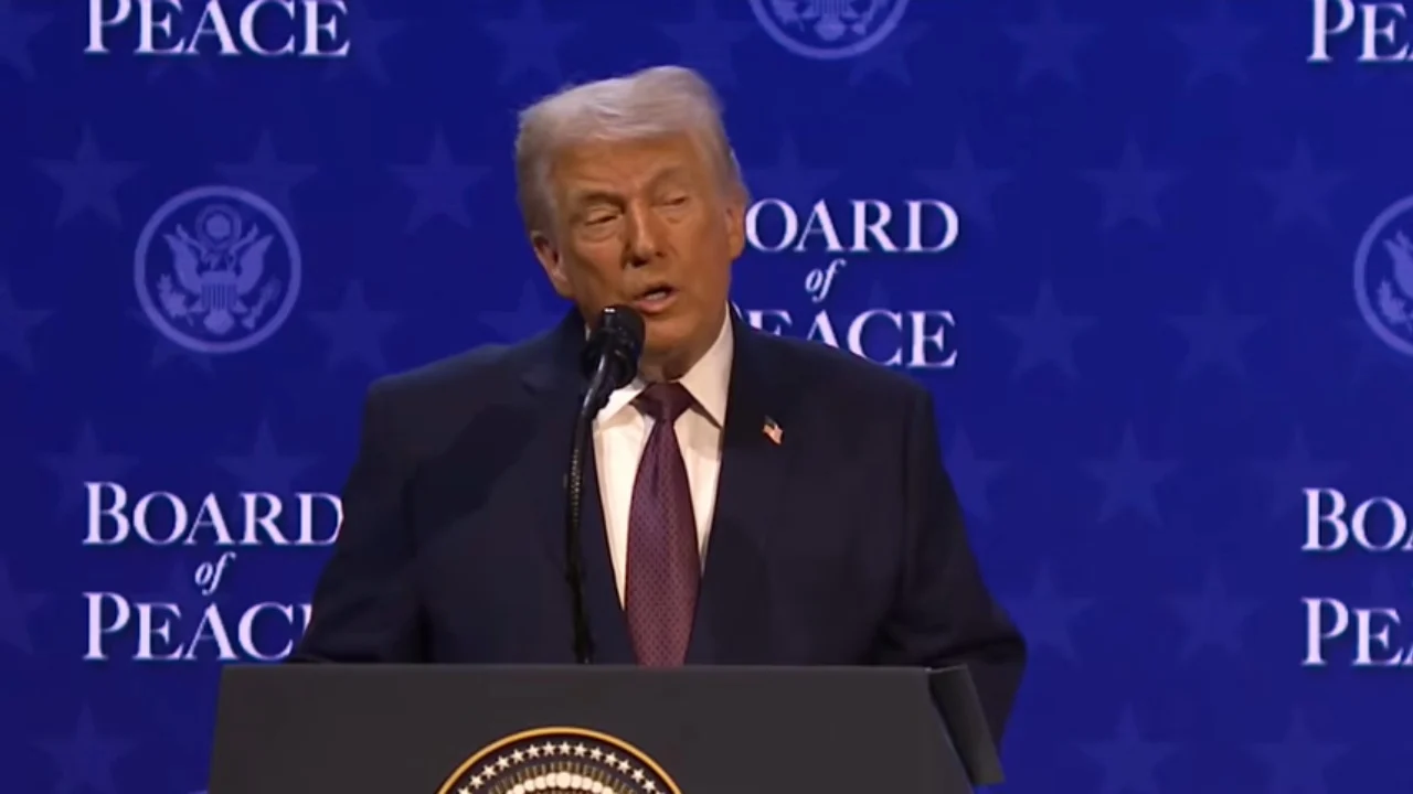 Donald Trump firmos  Nënshkruhet në Davos marrëveshja për Bordin e Paqes