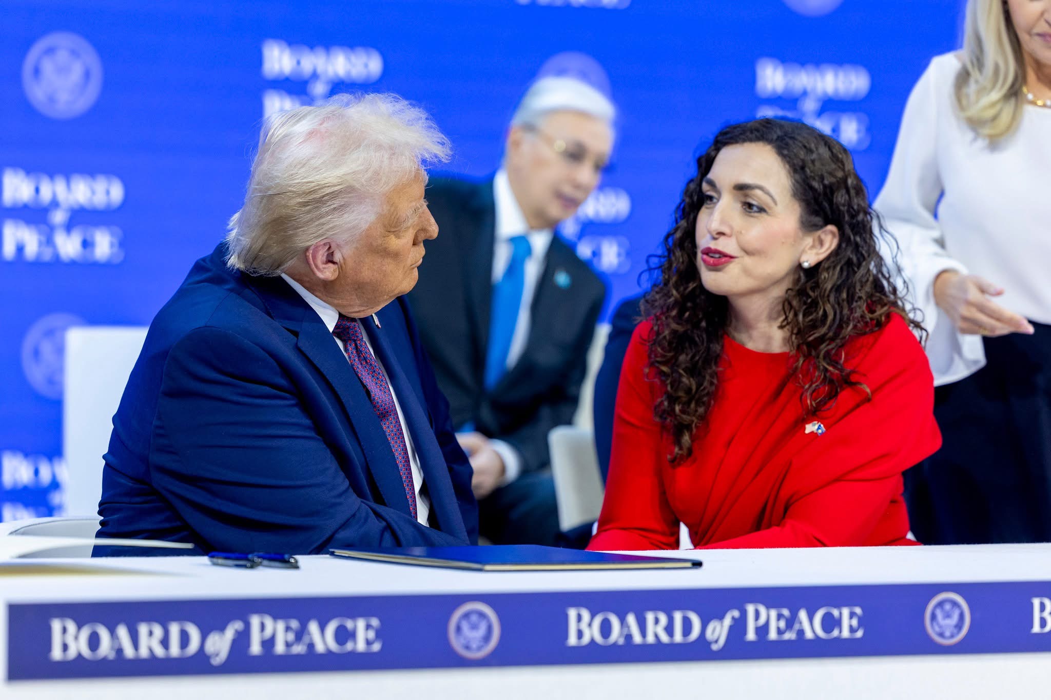 Vjosa Osmani ndan foton nga takimi me Donald Trump në Davos  Aleanca me Amerikën është rruga e vetme