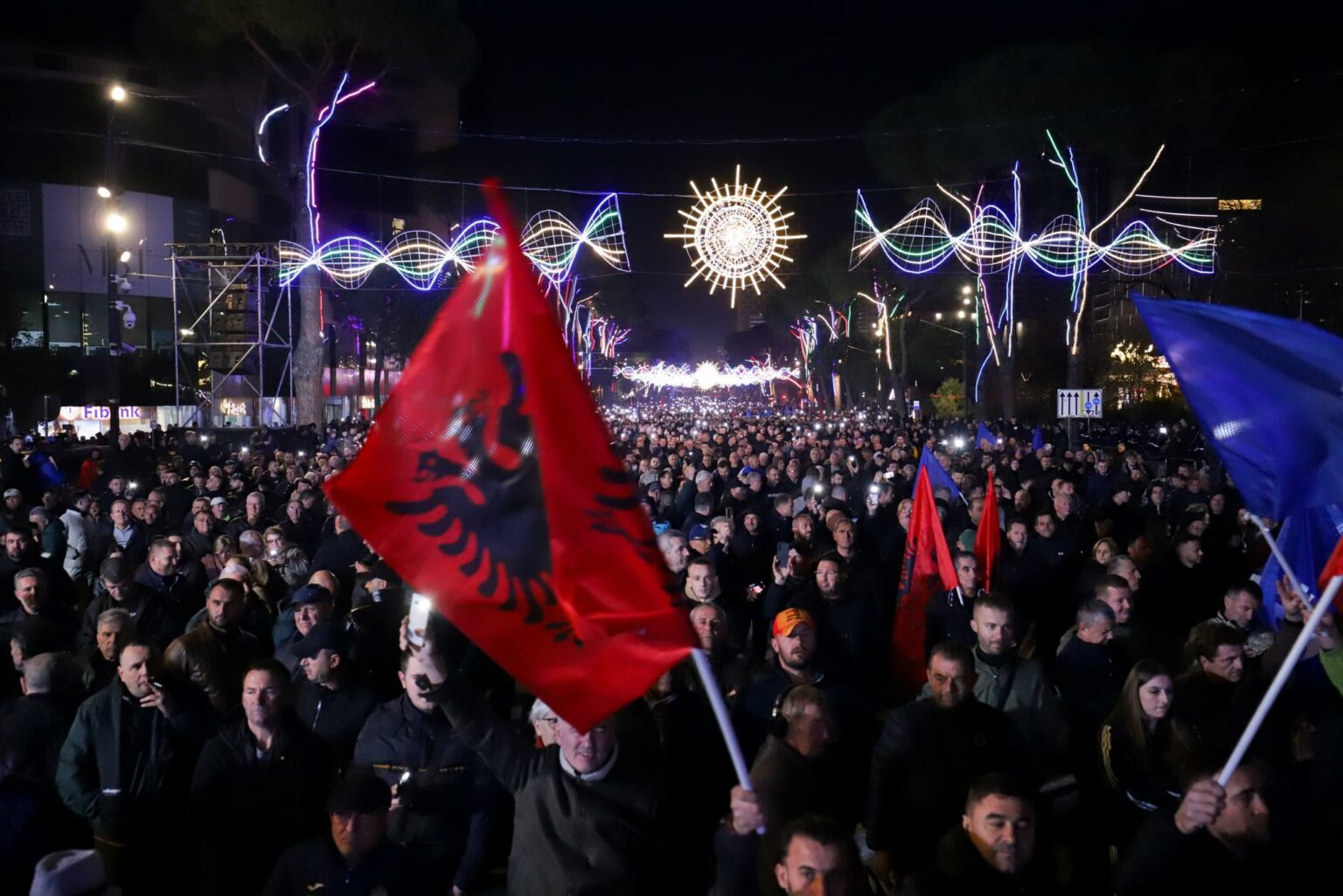 PD sot protestë para Kryeministrisë   blindohet  Tirana  mbi 1300 policë në gatishmëri