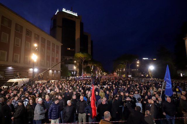 Nis protesta e opozitës para Kryeministrisë