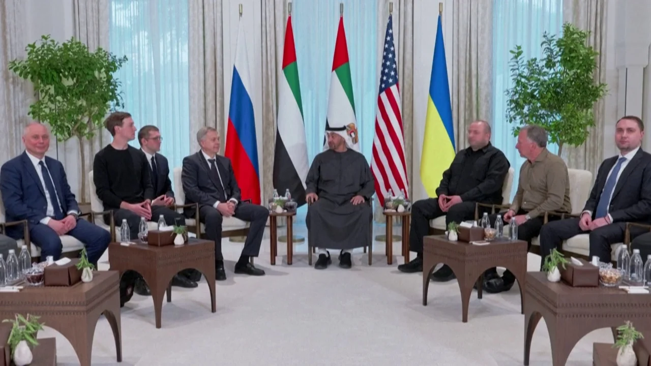 Bisedimet trepalëshe në Abu Dhabi  Rusia sulmon Ukrainën  Kievi  Putini cinik  sulmi barbar