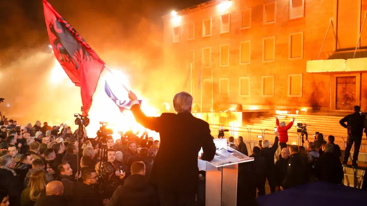  VIDEO  PD në protestë kundër Ramës  hidhet molotovë dhe gaz lotsjellës  Policia shpërndan turmën me autobotë uji  Disa të lënduar