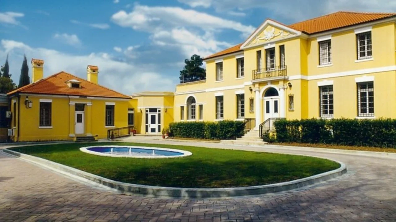 Protesta e opozitës  Ambasada e SHBA thirrje qytetarëve të saj  Qëndroni larg grumbullimeve