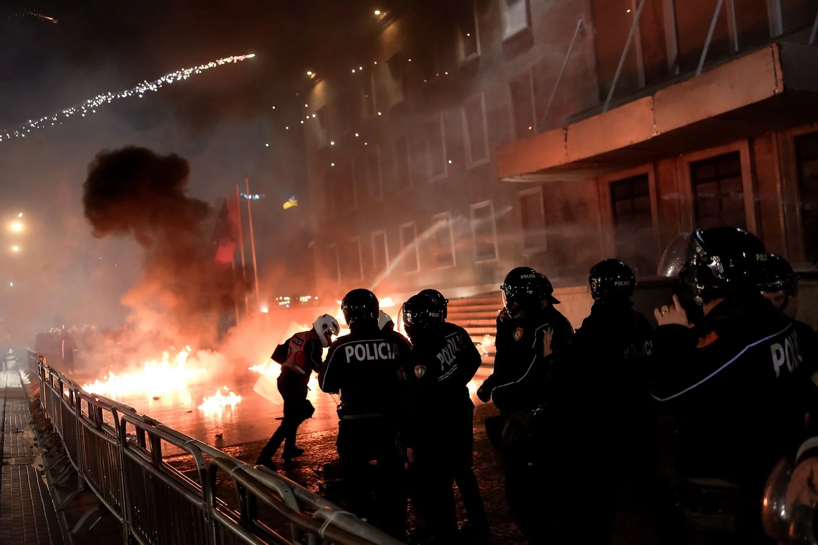  VIDEO  Opozita përsërit skenarin  molotov dhe fishekzjarre drejt Kryeministrisë