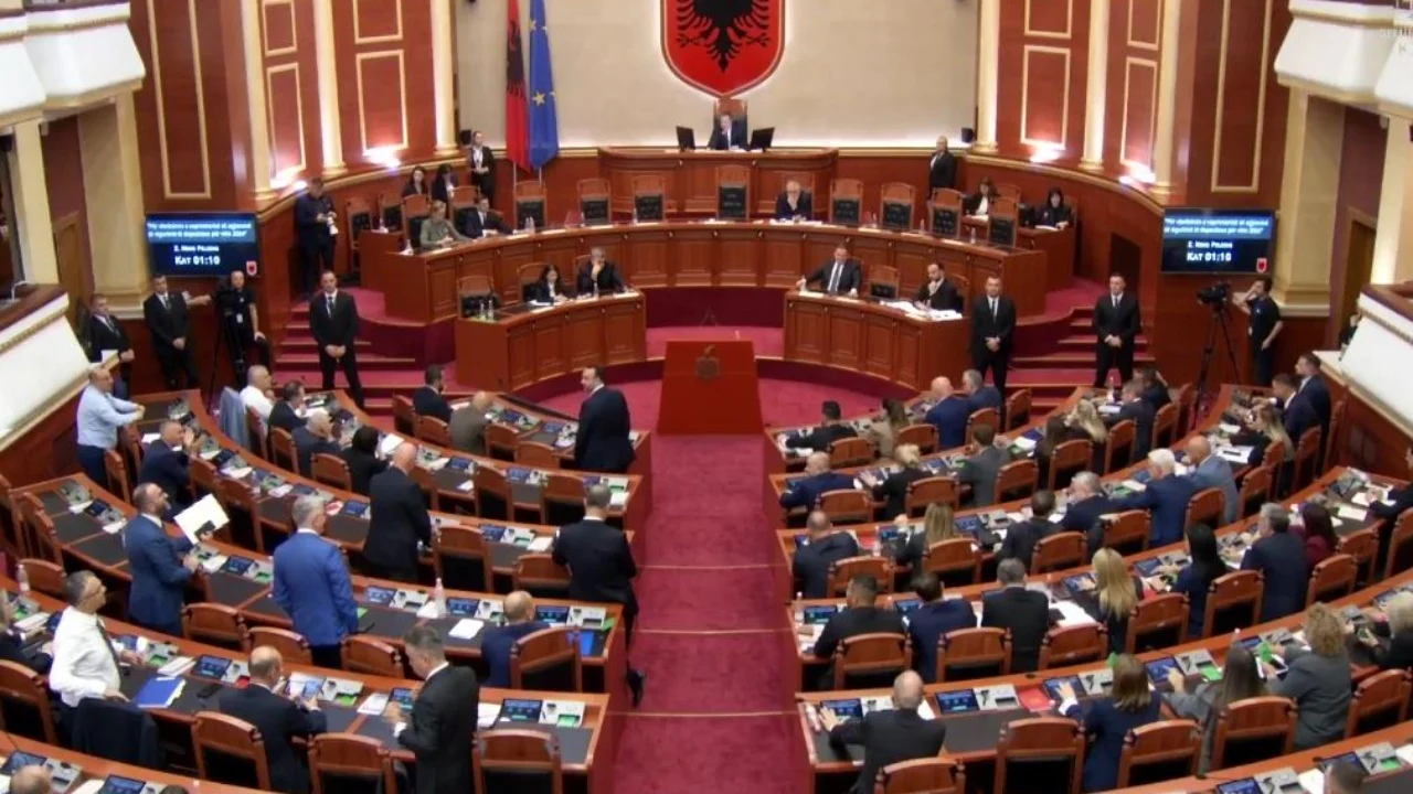 Kuvendi sot në seancë plenare  2 interpelanca me ministren e Arsimit dhe disa projektligje që pritet të votohen   Rendi i Ditës 