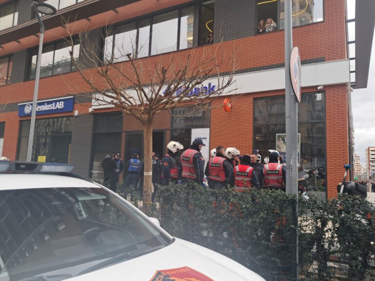 Grabitet me armë banka  Fibank  në Tiranë  Autori i armatosur me kallashnikov  qëlloi në vendngjarje