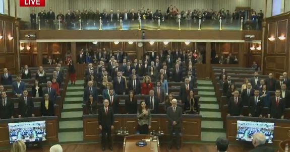 18 vite shtet  Seancë solemne në Kuvendin e Kosovës  Vjosa Osmani  Çdo përpjekje për të barazuar viktimën me agresorin minon paqen në rajon