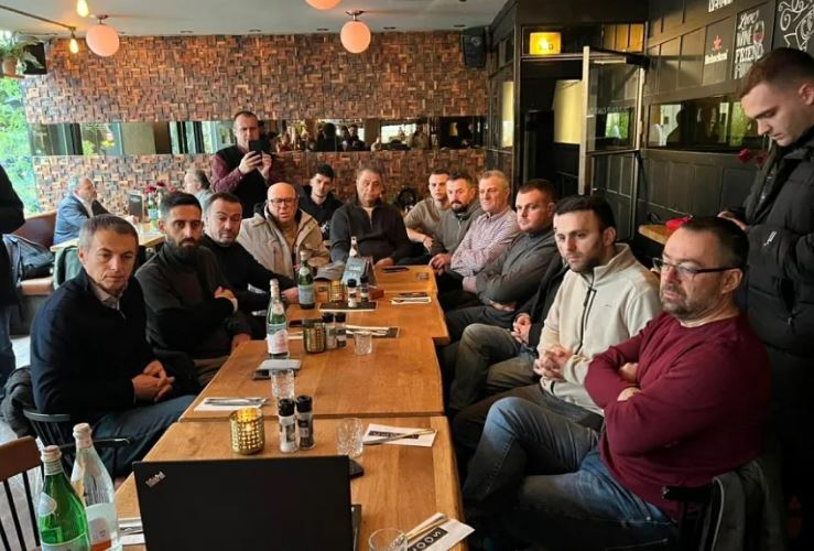 FOTOLAJM  Protesta për UÇK në  familjarët e Thaçit  Veselit  Krasniqit e Selimit ndjekin marshin live nga Haga