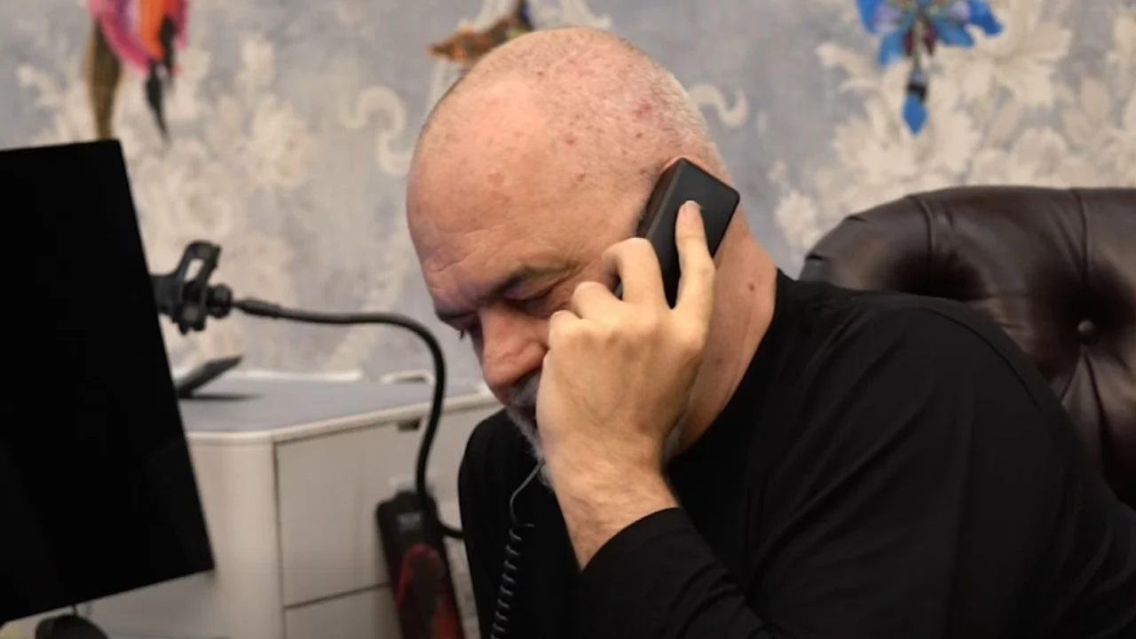 Rama telefonon Thaçin  Gëzuar Pavarësinë e Kosovës komandant