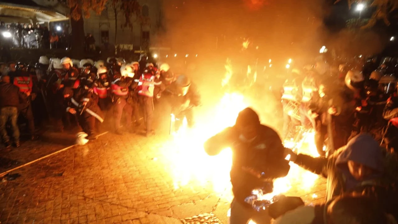 Opozita ka thirrur protestë sot në orën 18 00 para Kryeministrisë  Policia e Tiranës  Nuk marrim përsipër zhvillimin e tubimit  mund të ketë veprime të dhunshme