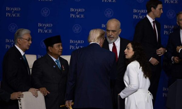  Kemi pasur një diskutim shumë të rëndësishëm me Trump dhe kabinetin e tij për Hagën   Osmani nga SHBA  Këto kontakte forcojnë pozitat e Kosovës në rajon