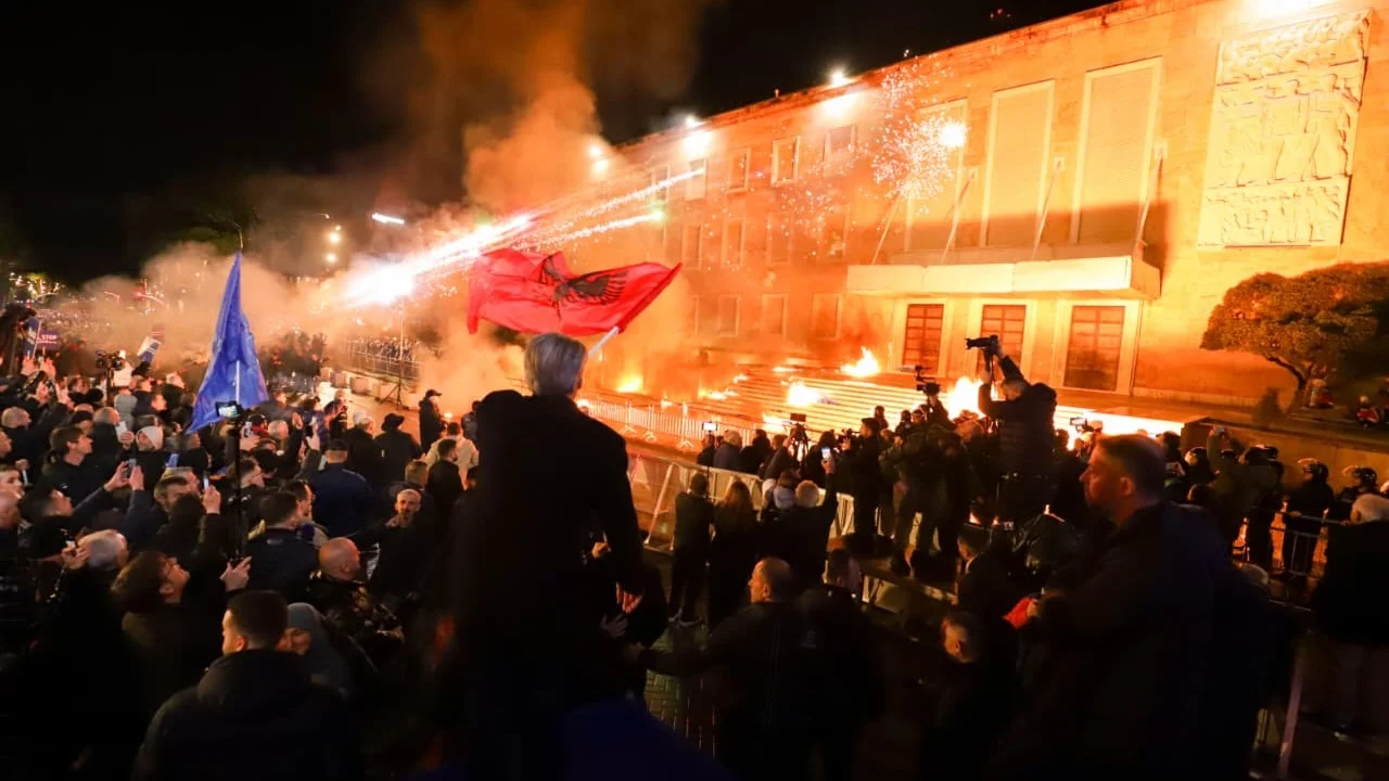 Molotovë dhe mjete piroteknike në protestat e fundit të PD  Policia  Nuk marrim përsipër tubimin e sotëm