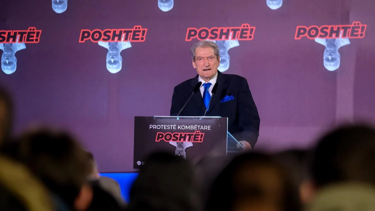  Ata që rrëzuan bustin e diktatorit nuk menduan se regjimi do të rikthehej 35 vite më vonë   Berisha  Edi Rama i ka kohërat e numëruara 