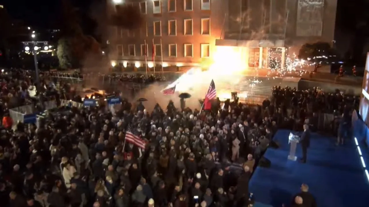 Berisha mbyll fjalimin  hidhen molotovë dhe fishekzjarrë drejt Kryeministrisë  policia përgjigjet me gaz dhe ujë me presion