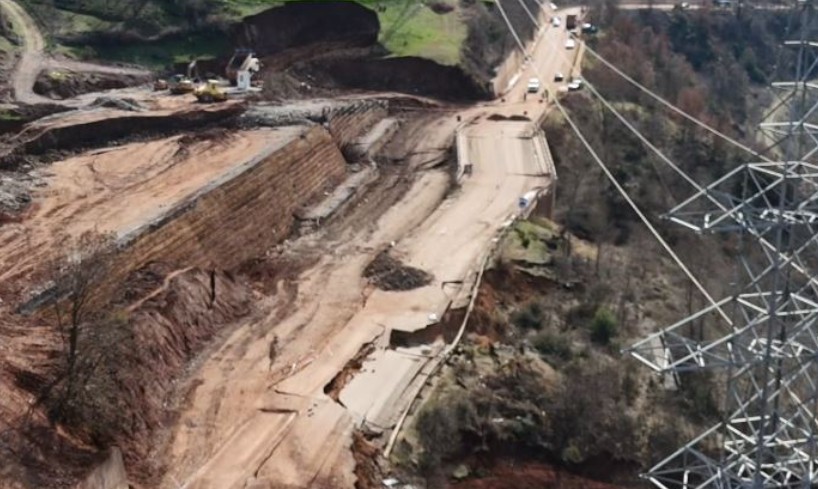 ARRSH njoftim zyrtar  Qarkullimi në aksin Librazhd   Prrenjas do të vijojë i bllokuar  Ja dy rrugët alternative që mund të ndiqni