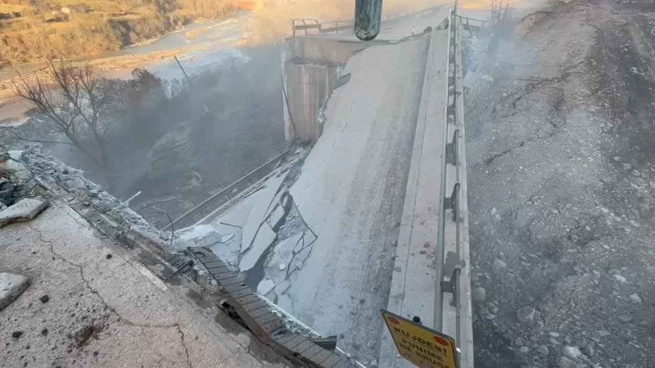 Rrëshqitja e dheut në aksin Përrenjas Librazhd  ARRSH nis punën për demontimin e urës