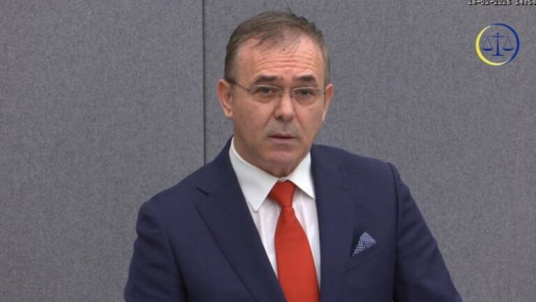 Jakup Krasniqi para Gjykatës Speciale në Hagë  Nuk jam kriminel  por luftëtar për dinjitetin dhe lirinë e Kosovës