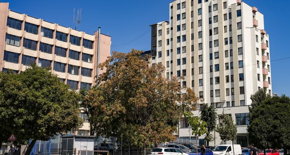 Ministria e Jashtme e Kosovës  Në ambientet e jashtme të ambasadës në Berlin janë vendosur etiketa  Kosova është Serbi 