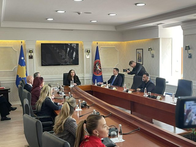 Presidentja Osmani nis takimin me partitë politike  Albin Kurti e bojkoton 