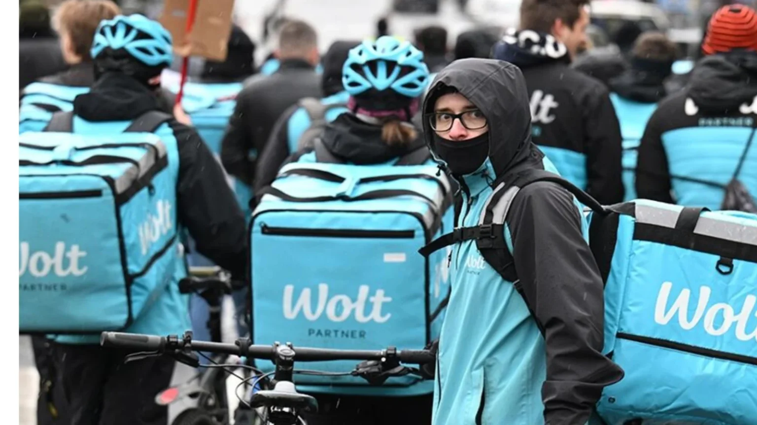 Motoristët e Wolt  fikin motorët  në shenjë proteste  kërkojnë kushte të mira pune