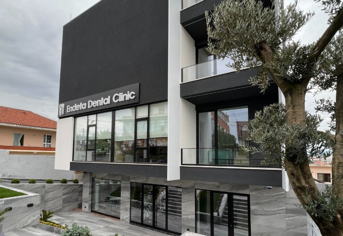 Skandal i  Endeta Dental Clinic   i zhvati 8 mijë euro shtetasit italian dhe i la vidën në kockë  I kërkojnë edhe 2 mijë euro të tjera për të korrigjuar gabimin  FOTO 