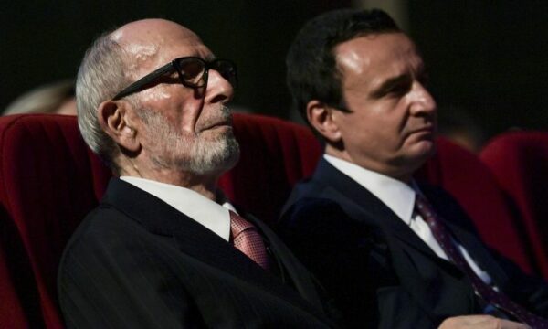 Kosova shpall 24 prillin Ditë zie për Rexhep Qosjen  Albulena Haxhiu  Nderim për figurën e tij