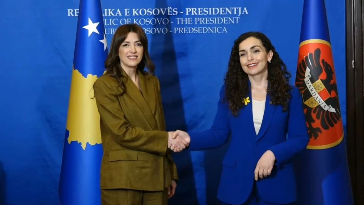 I përfundoi mandati  Vjosa Osmani i dorëzon Albulena Haxhiut detyrën e Presidentes