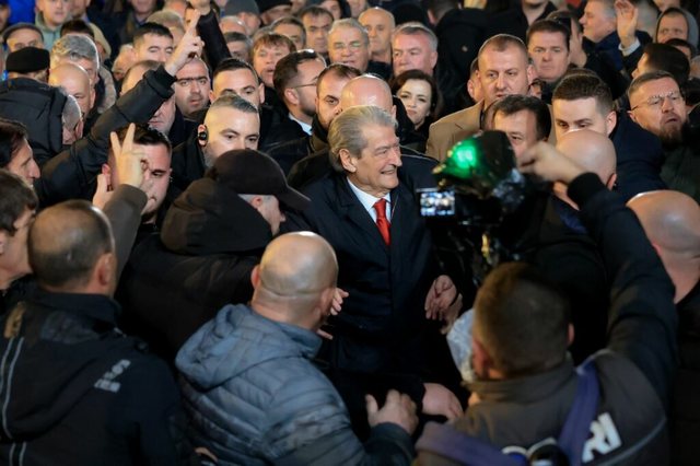 Sot protesta e PD  Berisha rikthen fjalimet  Nga ora 15 00 bllokohet qarkullimi në disa rrugë