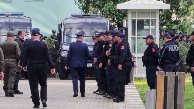 Protesta e PD së  1500 efektivë në terren  mes tyre edhe vetë drejtori i Policisë së Shtetit