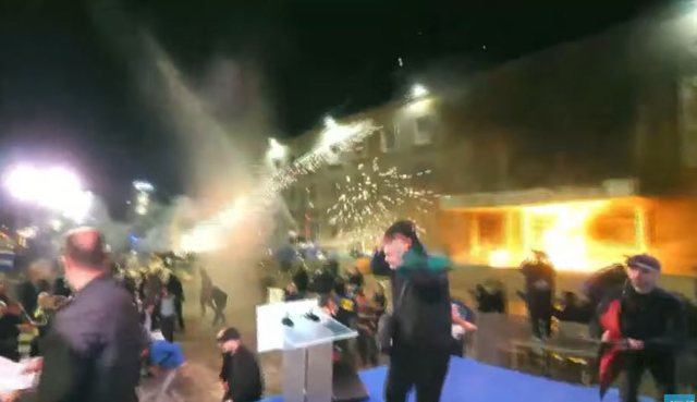 Hidhen molotovë në fund të fjalës së Berishës, përgjigjet policia me gaz lotsjellës, lëndohen Noka, Boçi dhe Kalaja