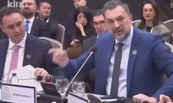 Ministri i jashtëm boshnjak kritikon ashpër Serbinë dhe Vuçiqin  Po i fshihni kriminelët e luftës