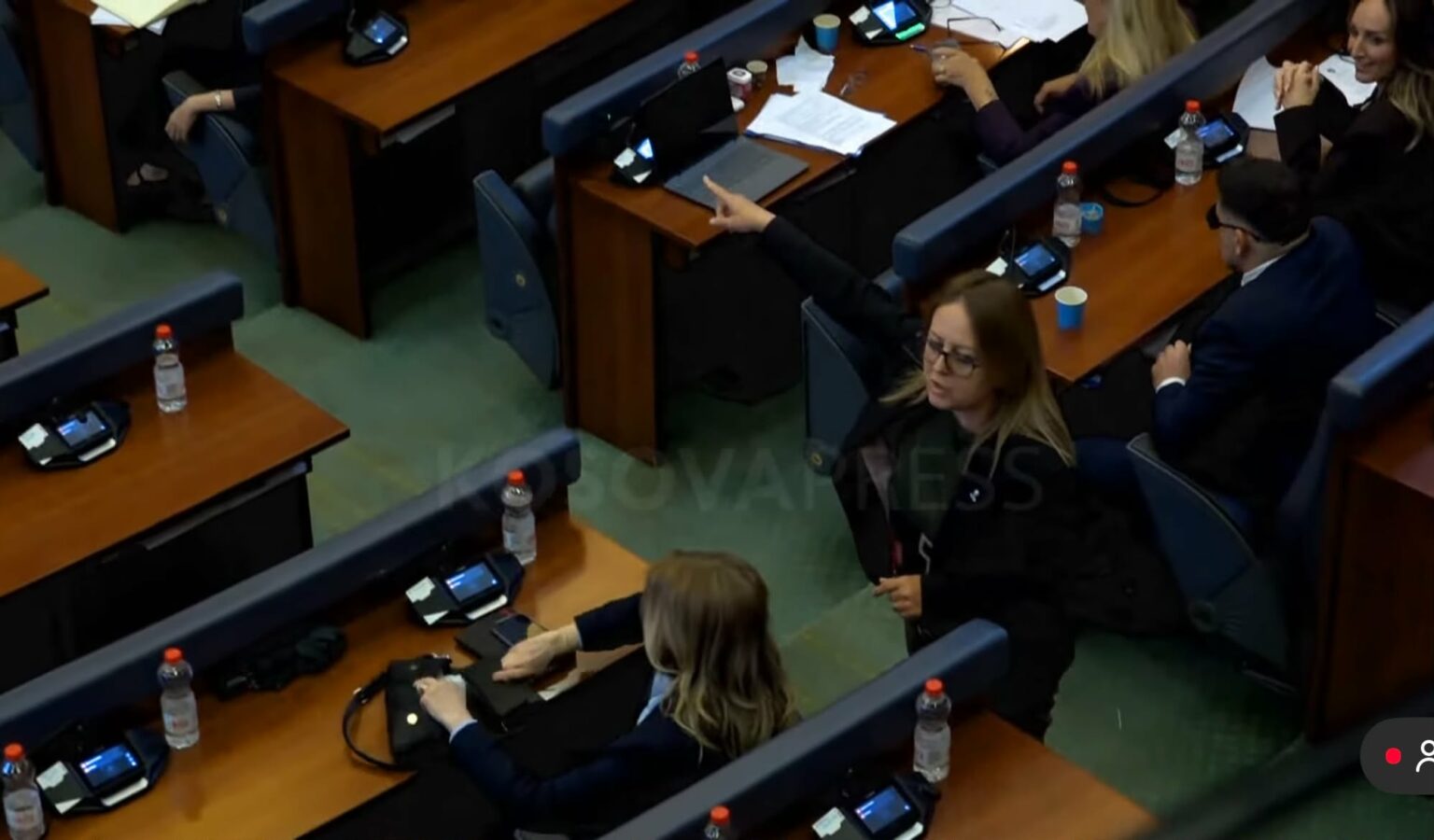   Dil aty ku s ki imunitet    Shpifje e fundit    Tensione në Kuvend   Bajrami i afrohet deputetit të VV së  Haxhiu i kërkon të ulet