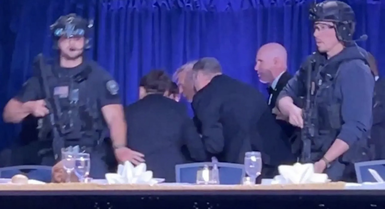 Panik dhe frikë! Të shtëna me arme zjarri në darkën e Trump me gazetarët