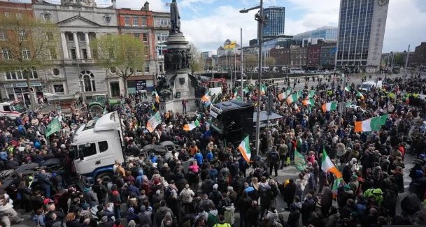 Çmimi i lartë i naftës  protesta të dhunshme në Irlandë  Ndërsa shqiptarët rrinë në kafe